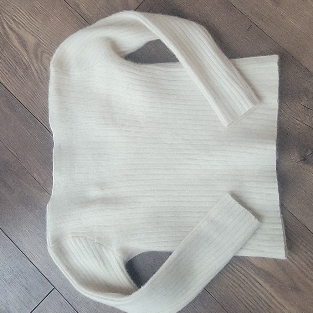 Brandy Melville Cream V-Neck Sweater - Picture 4 of 4